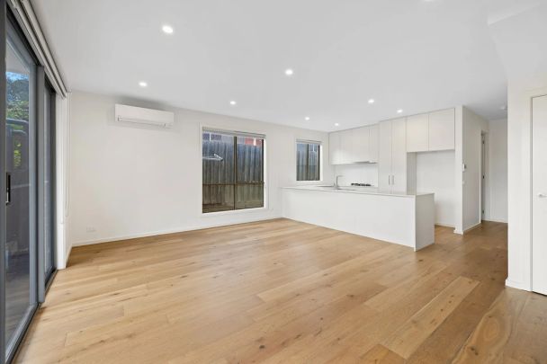 STYLISH & CONVENIENT TOWNHOUSE! - Photo 1