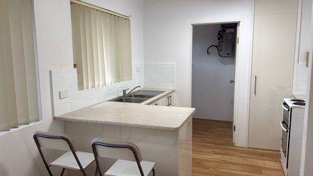 Spacious & Modern 2-Bedroom Apartment - Prime Corrimal Location - Photo 4