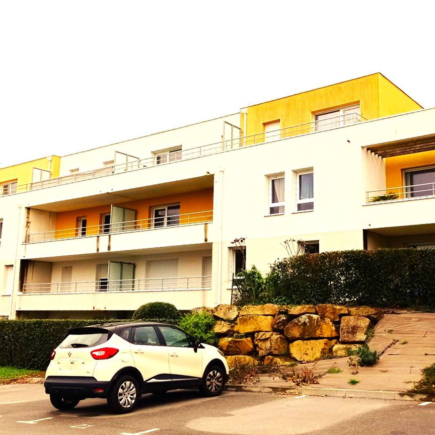 T.3 AURAY 62 m² - TERRASSE - Photo 1