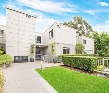 Bright Top Floor Apartment in Leafy Surrounds - Photo 6