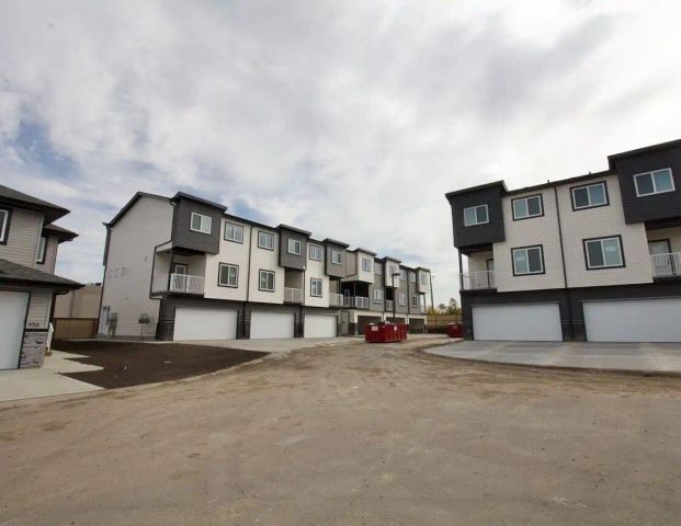3 Bed 2.5 Bath Dbl Garage Balcony Townhouse For Rent Leduc — 3 Bedrooms Townhouse - Photo 1