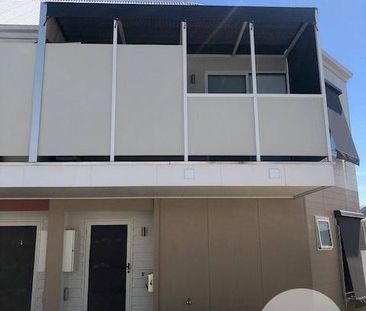 MODERN TOWNHOUSE IN ELMWOOD ESTATE! - Photo 1