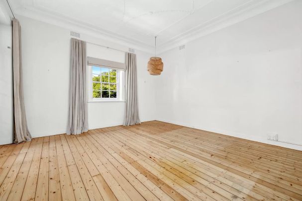 SPACIOUS 3 BEDROOM APARTMENT IN THE PRIME LOCATION - Photo 1