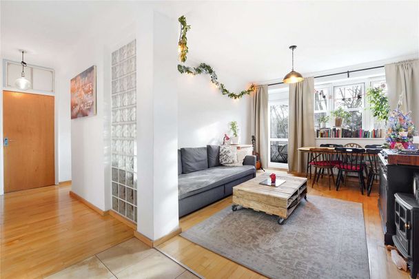 An immaculate three bedroom flat offering bright and airy living space ideally located close to transport links. - Photo 1