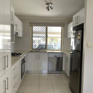 2 bedroom furnished unit ready to go! - Photo 3