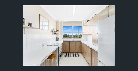 Coastal Apartment with Spectacular Panoramic Views, metres from Dee Why Beach - Photo 4