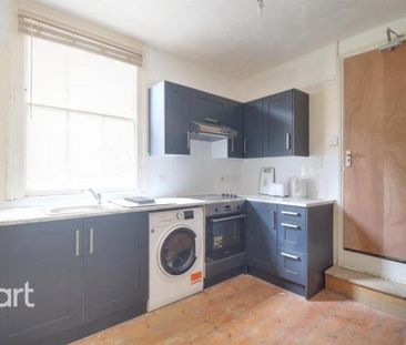 1 bedroom in a house share to rent - Photo 3