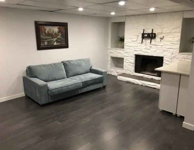 Bright, Large, Legalized 2 Bedroom Basement Suite - 5 mins from train | Calgary - Photo 1