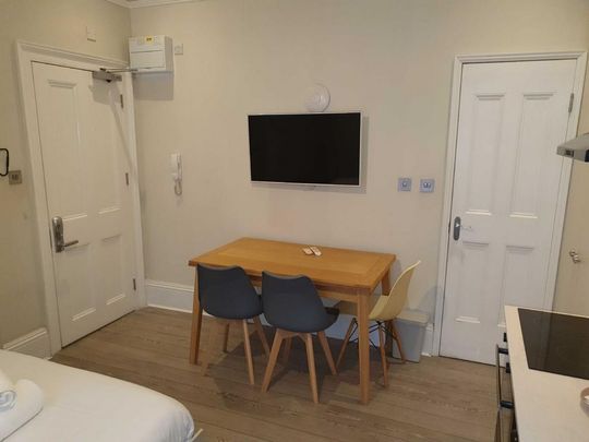 Studio to rent - Photo 1