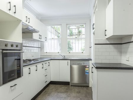 A freestanding Victorian charmer - Photo 3