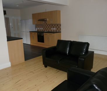 7 Bed Semi-Detached House, Shaftesbury Avenue, SO17 - Photo 1