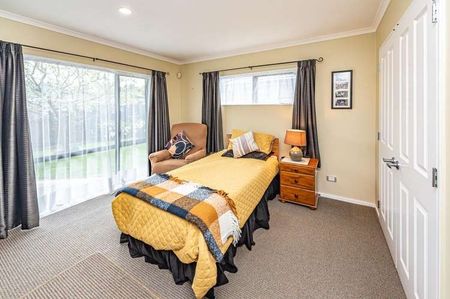 Springvale - 3 Bedrooms - Photo 5