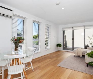 Impeccably designed living on one of St Kilda's best streets - Photo 1