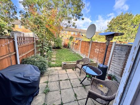 Room in a Shared House, Widgeon Close, E16 - Photo 5