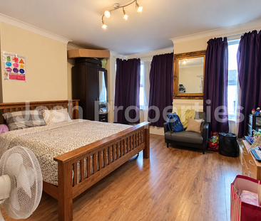 4 bedroom end of terrace house to rent - Photo 2