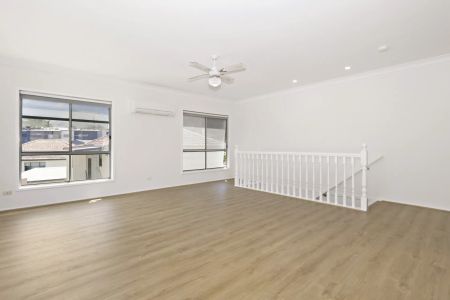 Four-bedroom house - Photo 4