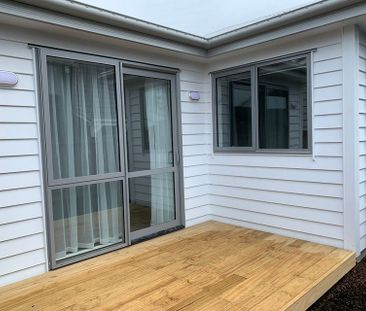Modern Sunny 3BR Townhouse in Point Chevalier! - Photo 2