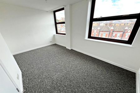 3 bedroom flat to rent - Photo 3