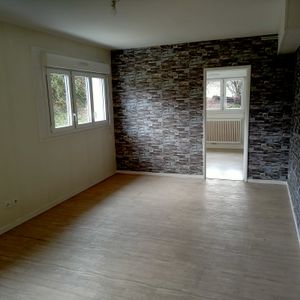 Location - Appartement T1BIS - 38 m² - Maîche - Photo 2