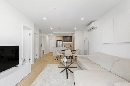 Contemporary Two-Bedroom Apartment with Exceptional Views - Photo 4