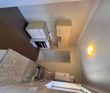 Air Conditioned Unit Walk to Liverpool CBD - Photo 2