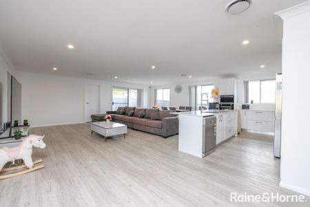 4 Bedroom home Available Now!!! - Photo 4