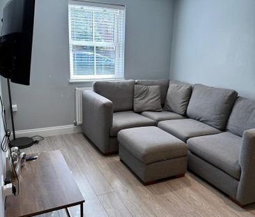 2 bedroom coach house to rent - Photo 2