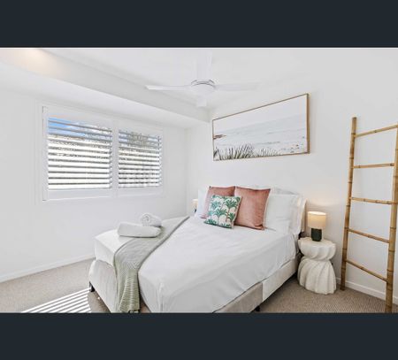 35 Nuthatch Street, Burleigh Waters, Qld 4220 - Photo 4