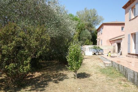 Location - Villa T6 de 136 m² avec jardin clos, terrasse et garage - Photo 4