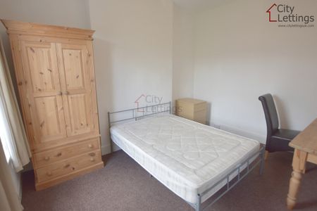 5 Bedroom Mid Terraced House - Photo 4