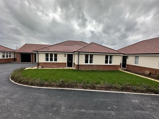 3 bedroom detached bungalow to rent - Photo 1