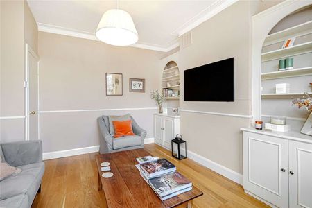 A charming two bedroom flat just a short walk from a variety of local amenities. - Photo 2