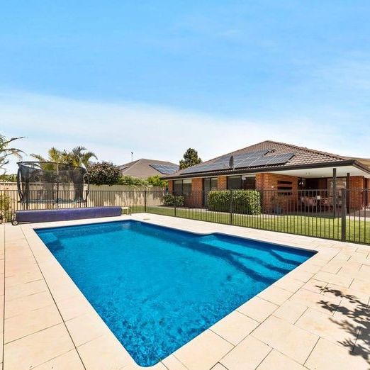 Modern 4 bedroom available now - Photo 1