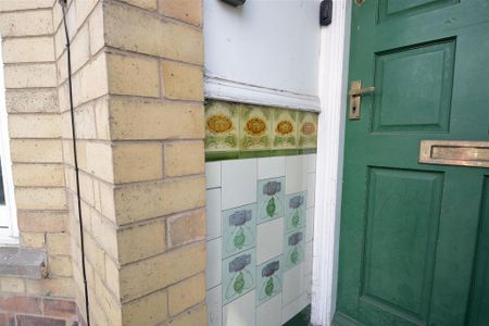 3 bedroom end of terrace house to rent - Photo 2