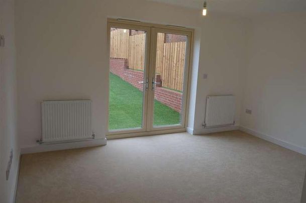 Sundew Avenue, Featherstone, WF7 - Photo 1