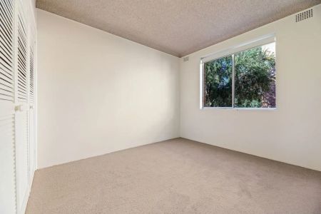 “Riverside Ease & Top-Floor Privacy | Walk-to-Everything 2-Bed Apartment” - Photo 2