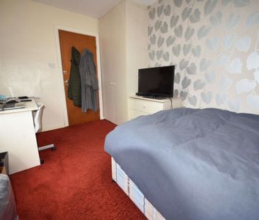 7 bedroom House in Moor Park Drive, Leeds - Photo 6