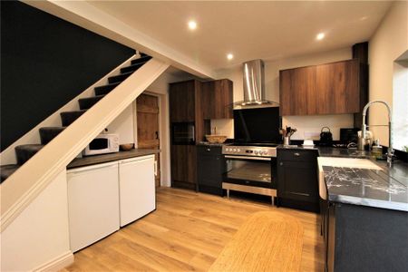 2 bedroom end of terrace house to rent - Photo 2