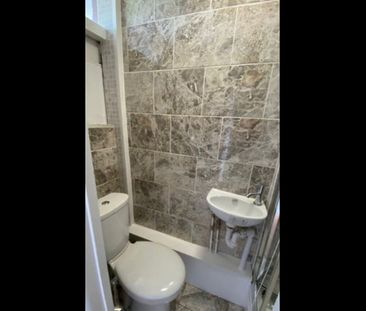 Room in a Shared Flat, Hersham Close, SW15 - Photo 2