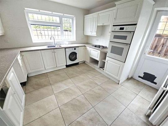 Steli Avenue, Canvey Island, Canvey Island, SS8 - Photo 1