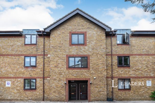 studio to rent Coopers Lodge, Acre Road - Photo 1