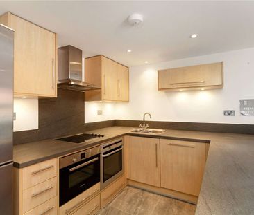 A spacious three bedroom apartment - Photo 3