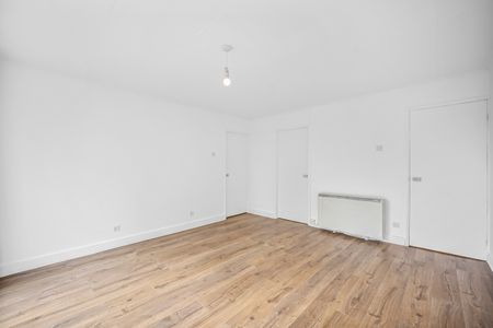 2 Bed Flat, Caroline Court, SE6 - Photo 3