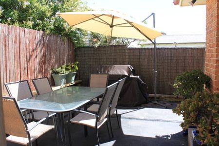 COMFORTABLE VILLA, PRIVATE ACCESS DRIVEWAY, WALK TO LAMBTON SHOPPING VILLAGE - Photo 4