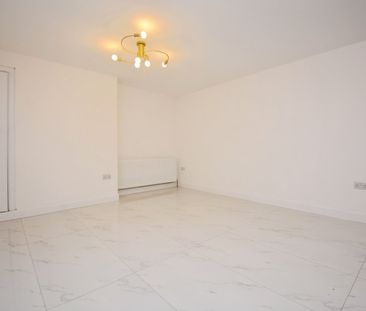Flat to rent - High Street, Swanley, BR8 - Photo 4