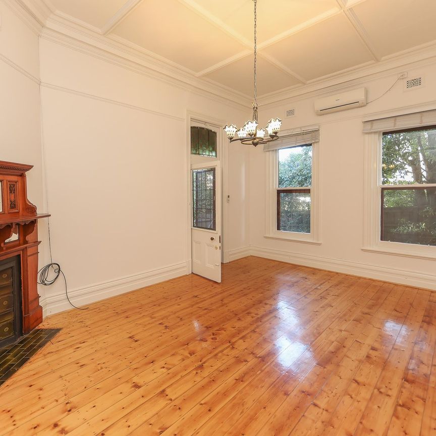 Spacious one bed, one bath Federation home conversion in Hawthorn. - Photo 1