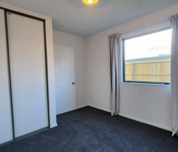 Semi-Furnished Townhouse with Double Internal Garage in Perfect Loc... - Photo 4