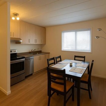 Grand 4 1/2 RÉNOVÉ en COIN, ASCENSEUR, GYM, PISCINES - INCOMPARABLE - Photo 3