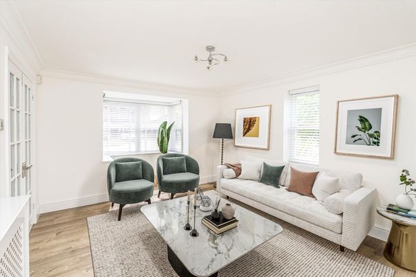 SHORT LET - An impressive, five bedroom family home set in a sought-after residential development close to Cobham Free School and ACS Cobham, available NOW, Unfurnished - Photo 1