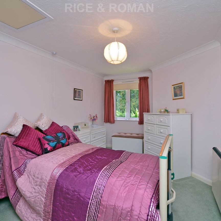 1 Bedroom Apartment, Royston Court – Hinchley Wood - Photo 1